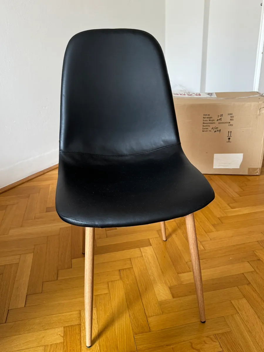 JYSK Dänisches Bettenlager Esszimmerstuhl Jonstrup Kunstleder schwarz, € 1,- (5020 Salzburg)