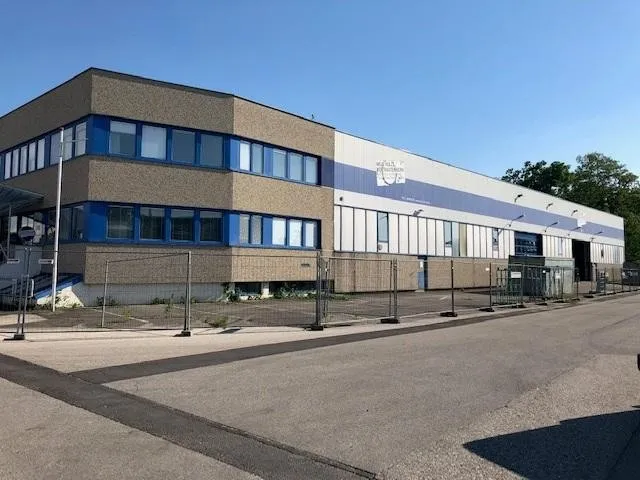 Gewerbeobjekt bestehend aus 2 Hallen verbunden und Büro und 460 m² Büro. weitere 7000 m² auf Anfrage verfügbar - Ansicht 2