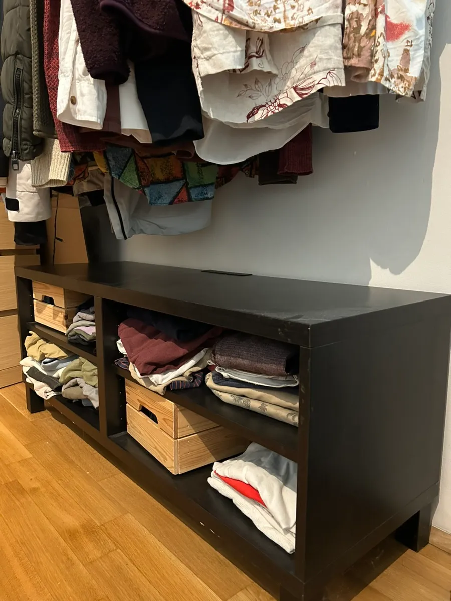 BESTA IKEA TV-Kommode / Lowboard schwarz - mit offenen Fächern, € 30,- (6020 Innsbruck)
