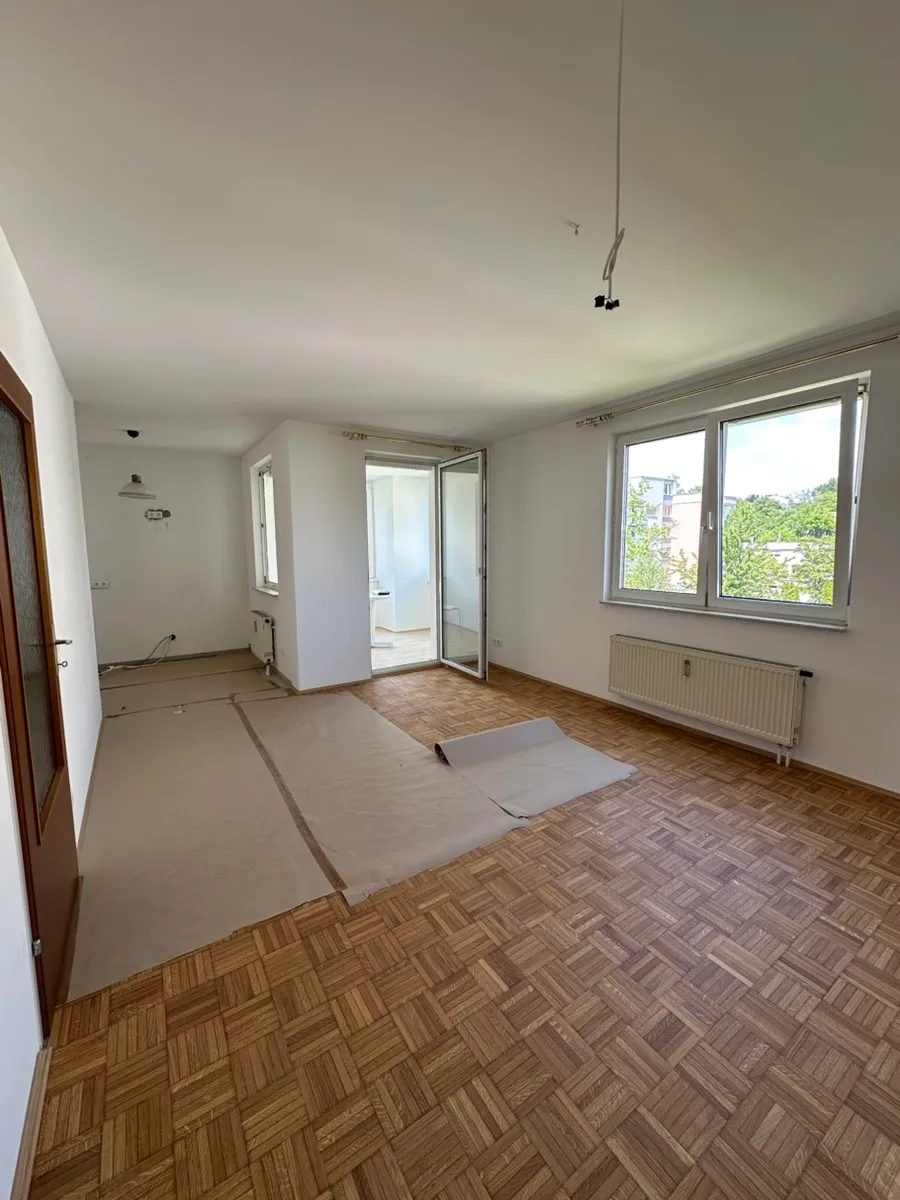 Top-Lage Froschberg Linz: helle 3-Zimmer-Wohnung (66 m²) mit neuer Einbauküche, 8 m² Loggia, Tiefgaragenplatz - Widok 3