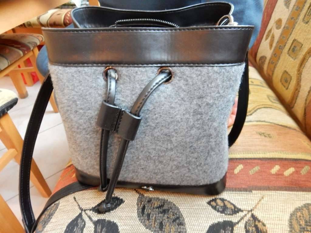 Handtasche mit Filz und Lederoptik