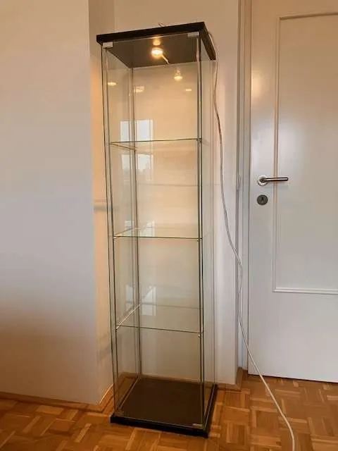Glasvitrine mit Beleuchtung IKEA Detolf, € 55,- (4020 Linz)