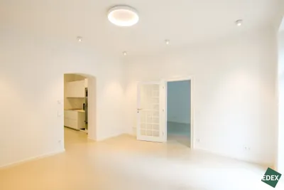 Erstbezug nach Sanierung: Hochwertig ausgestattete 3-Zimmer-Wohnung mit großem Garten und Pergola nahe Gersthof – Bild 2