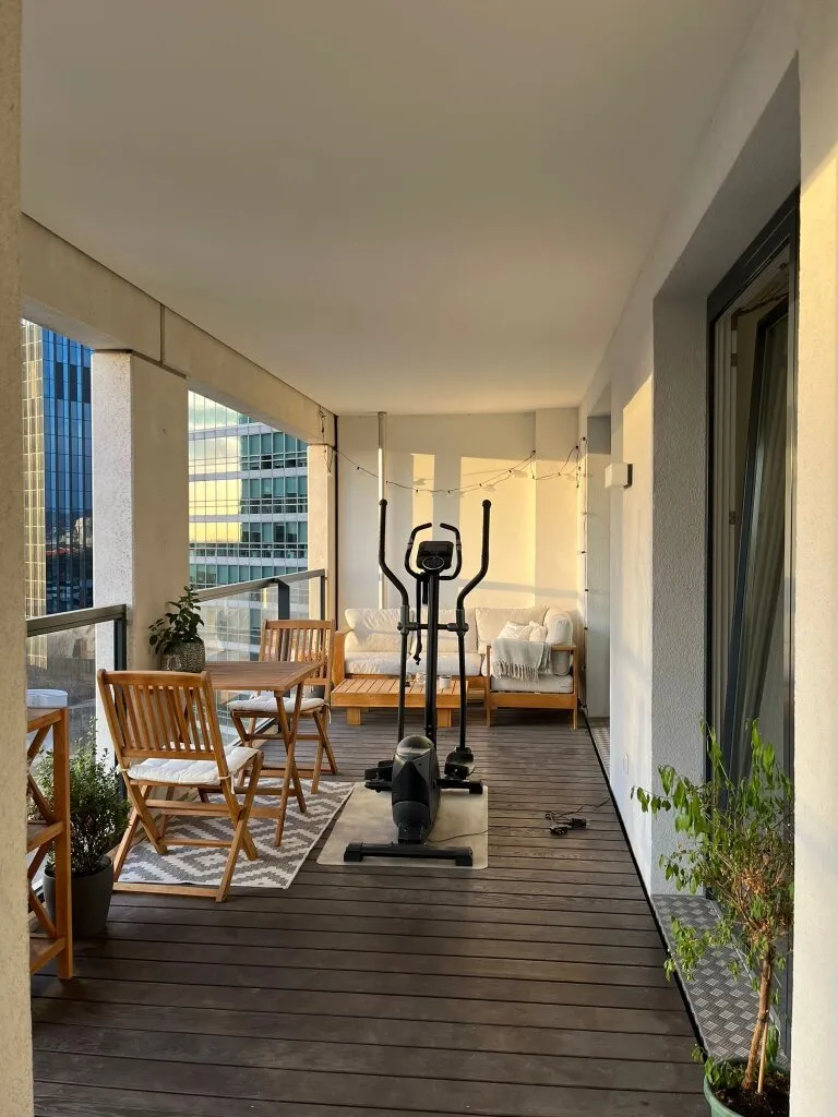 PART FURNISHED MODERN APARTMENT ON HIGHER FLOOR: 3 ROOMS with Fitness und Sauna * free from 01.09.2026 * - Ansicht 2