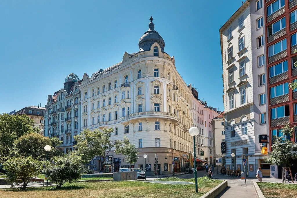 Traumhaftes Altbaubüro mit Gewölbedecke und Blick über die Donau! Büroliegenschaft bei U1/U4 Schwedenplatz - Ansicht 2