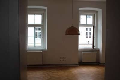 Schönes, schickes Zimmer (KEINE GANZE WOHNUNG - SINGLE ROOM, NOT AN APPARTMENT) in bester Lage Naschmarktnähe