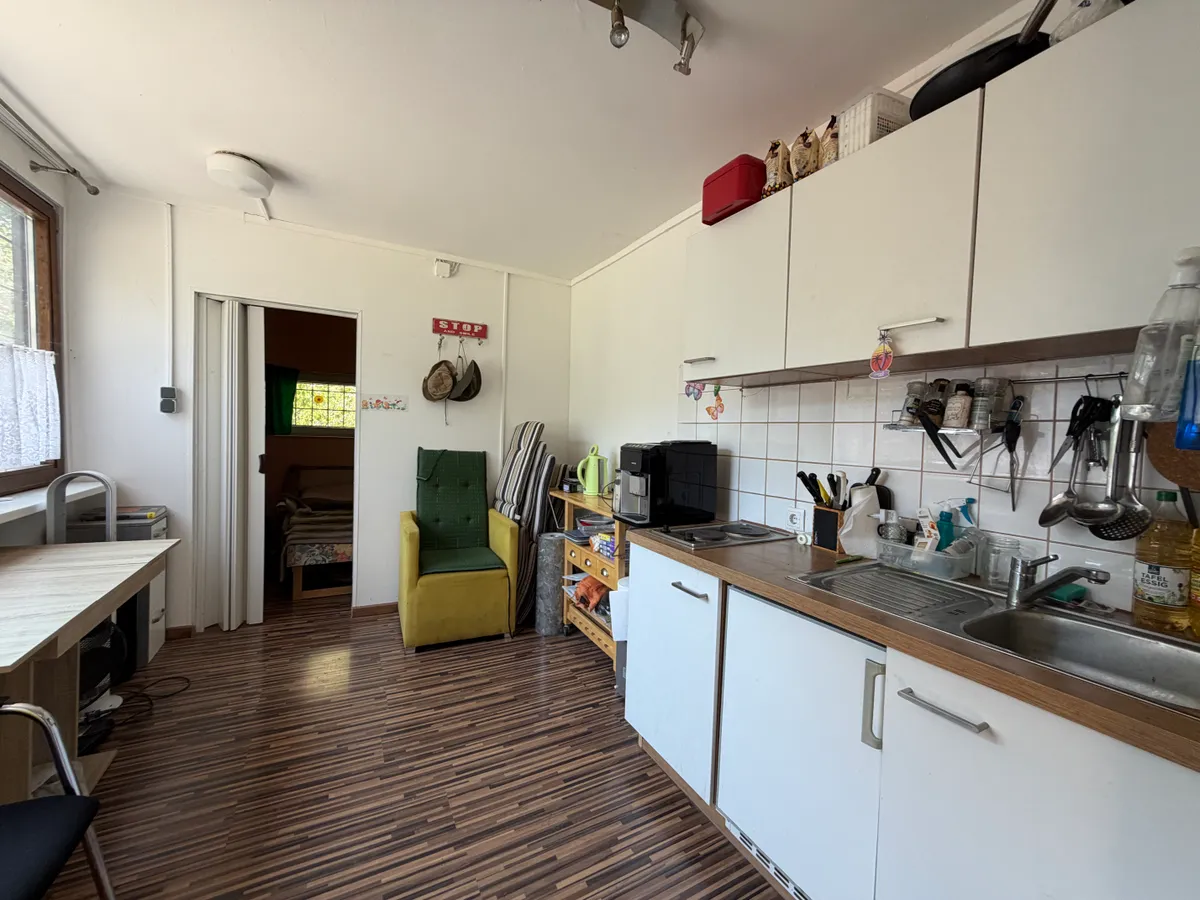 Seltene Gelegenheit: Traumhafter Kleingartengrund im Grundbuchseigentum, 35 m² Gartenhäuschen - Zentrale Grünruhelage! Direkte Zufahrt & Parkplatz vor oder auf dem Grundstück - Stammersdorf - Ansicht 2