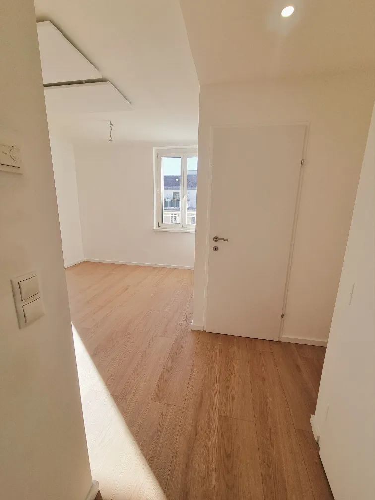 Erstbezug nach Sanierung: Moderne 2-Zimmer-Wohnung mit großer Dachterrasse in 1120 Wien - Widok 2