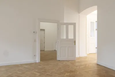Großzügiges Wohnen im Stilaltbau mit Terrasse und verwunschenem Garten – Bild 3
