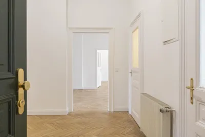 Großzügiges Wohnen im Stilaltbau mit Terrasse und verwunschenem Garten – Bild 2