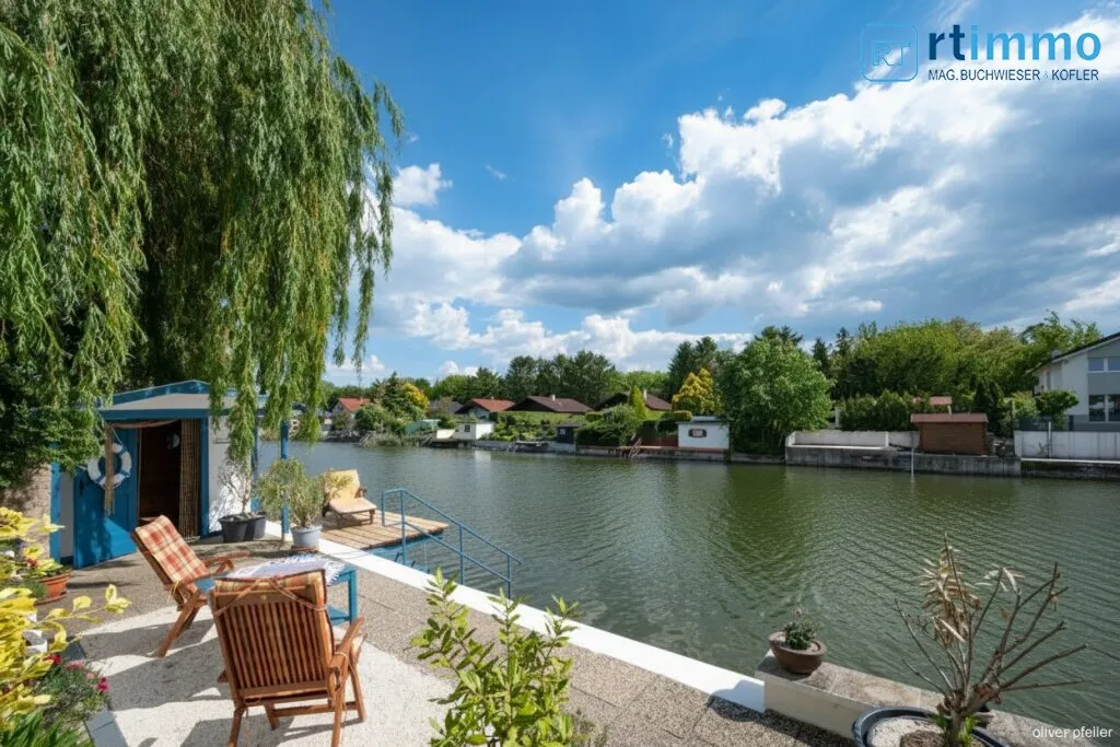 LIEBEVOLL GEPFLEGTES TRAUMHAUS AM SEE MIT KAMIN; SEETERRASSE, SOMMERHÄUSCHEN AM WASSERUND GARAGE - Ansicht 2