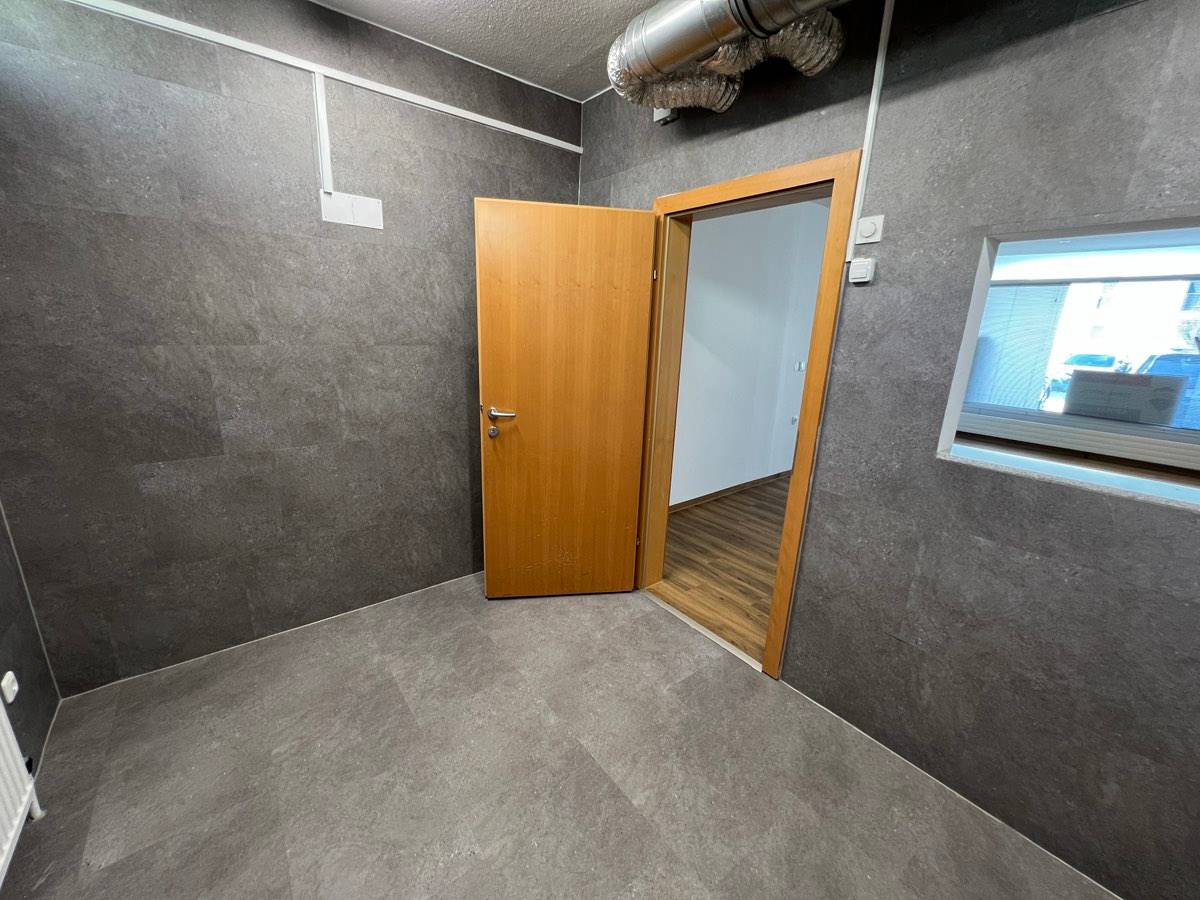 Frisch renoviertes Geschäftslokal | 46 m² | Schaufenster | Cumberlandpark Gmunden - ideal für Büro, Shop oder Gastronomie - Ansicht 3