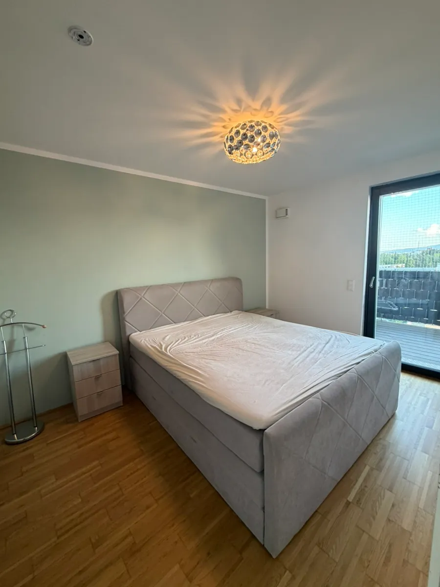 Wohnen mit Weitblick - stilvolle Neubauwohnung mit großzügigem Balkon, Tiefgarage und Gemeinschaftspool – pohled 3