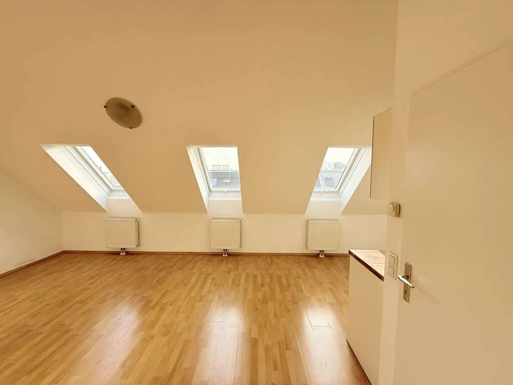 Gepflegt, durchdacht, perfekt angebunden: 2-Zimmer Dachgeschosswohnung zum Verlieben. Inklusive eingebauter Klima! - Ansicht 2
