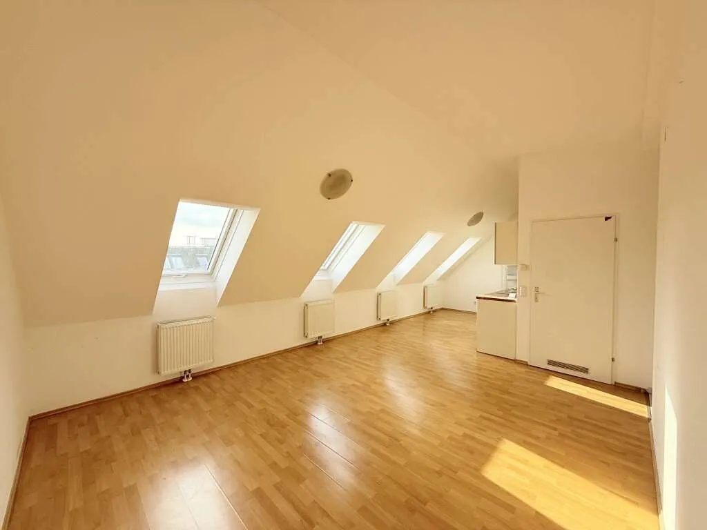 Gepflegt, durchdacht, perfekt angebunden: 2-Zimmer Dachgeschosswohnung zum Verlieben. Inklusive eingebauter Klima! - Ansicht 3