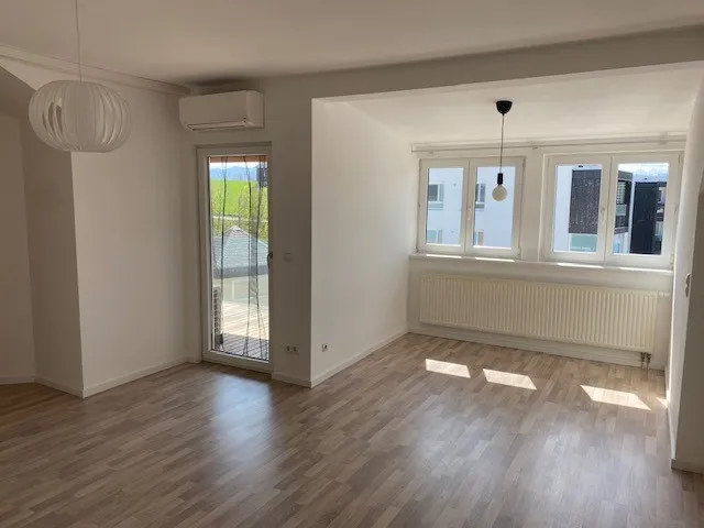 Helle Dachgeschosswohnung mit 2 Schlafzimmern und großer Loggia - Ansicht 2