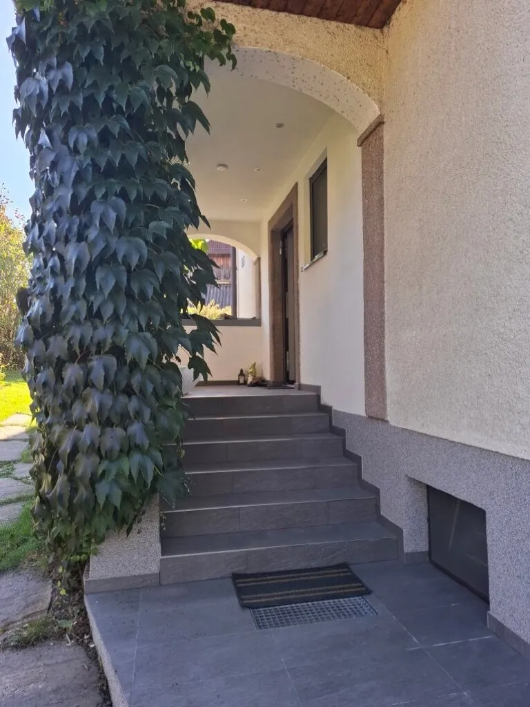 Renovierte Erdgeschoß-Wohnung in einem Zweifamilienhaus mit Garage und Grund in ruhiger Lage in Langenwang im Mürztal zu kaufen ! - Ansicht 3