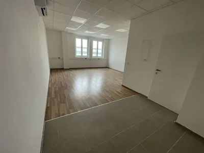 1-Zimmer-Gewerbeimmobilie mieten in Baden – 40 m², € 533 – Bild 3 von 6
