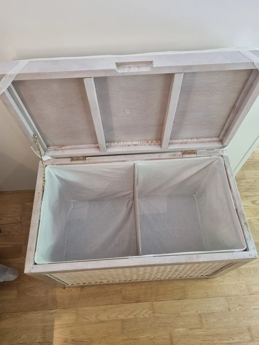 Wäschekorb mit Sitzbank - Rattan-Truhe, € 50,- (1100 Wien)