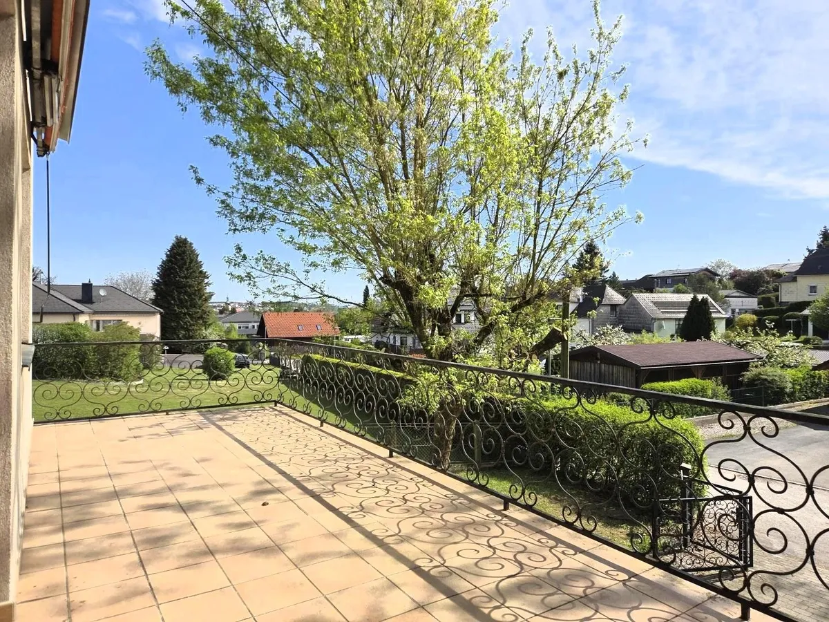 Solides Ein-/Zweifamilienhaus auf 973 m² Grund in zentrumsnaher, begehrter Lage! - Widok 2