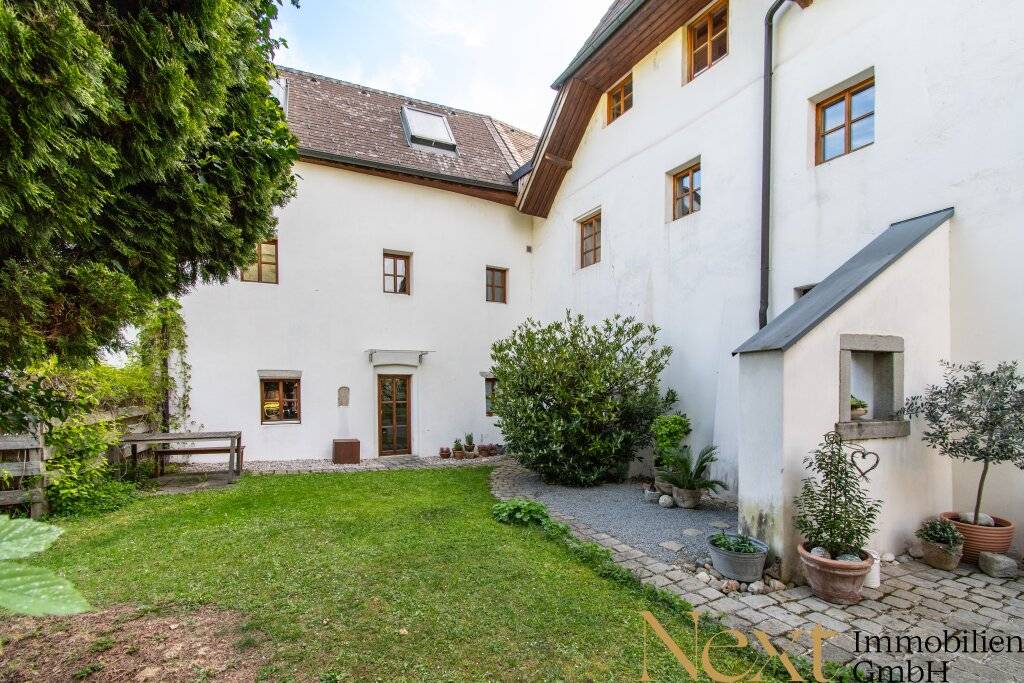 Wohnen mit Geschichte - charmante Altbau-Haus in Wels mit Schloss-Flair - stilvoll wohnen auf ca. 118 m² - Ansicht 2
