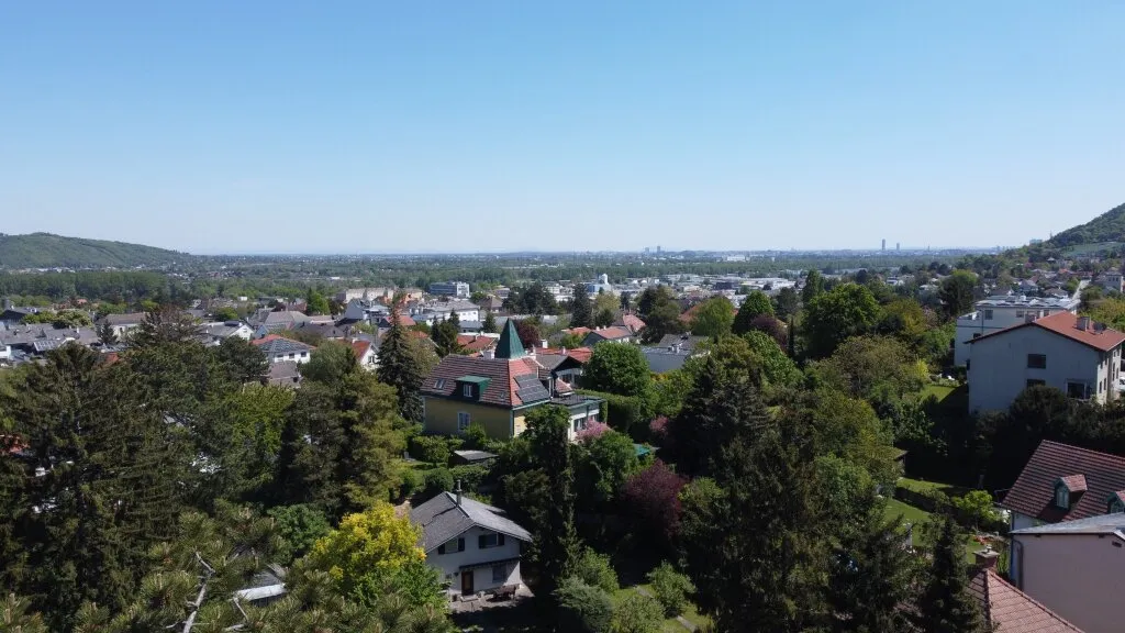 Sonniges und ruhiges Grundstück in zentraler Lage - Ansicht 2