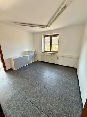 6-Zimmer-Gewerbeimmobilie mieten in Neunkirchen – 135 m², € 750 – Bild 5 von 11