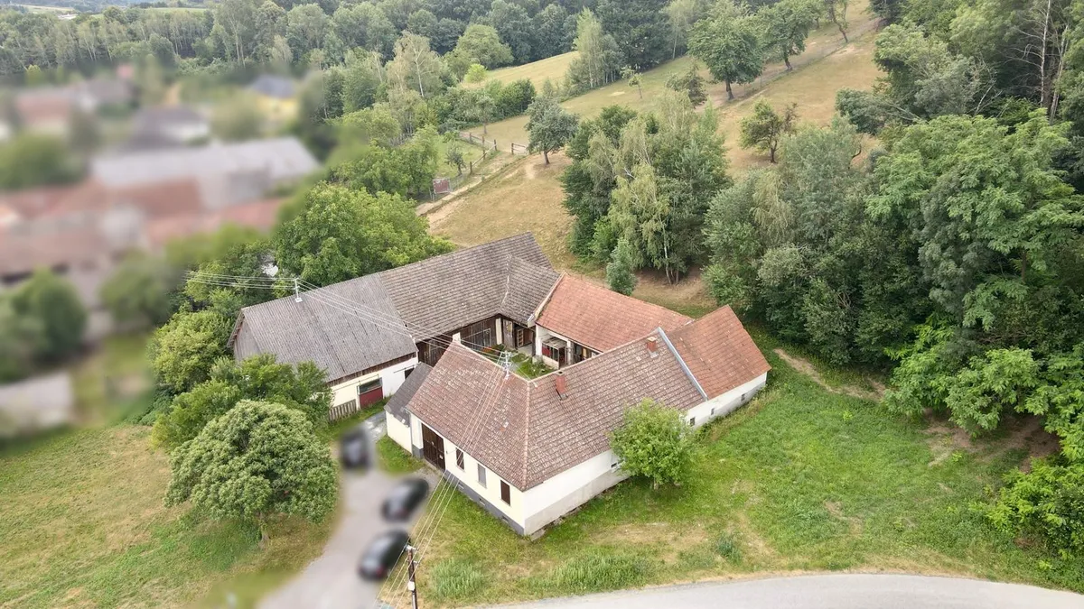 Sanierungsbedürftiger Vierkanthof in ruhiger Ortsrandlage! 6.100 m² Grundstück mit 4.100 m² Bauland & Platz für Tierhaltung - Ansicht 2