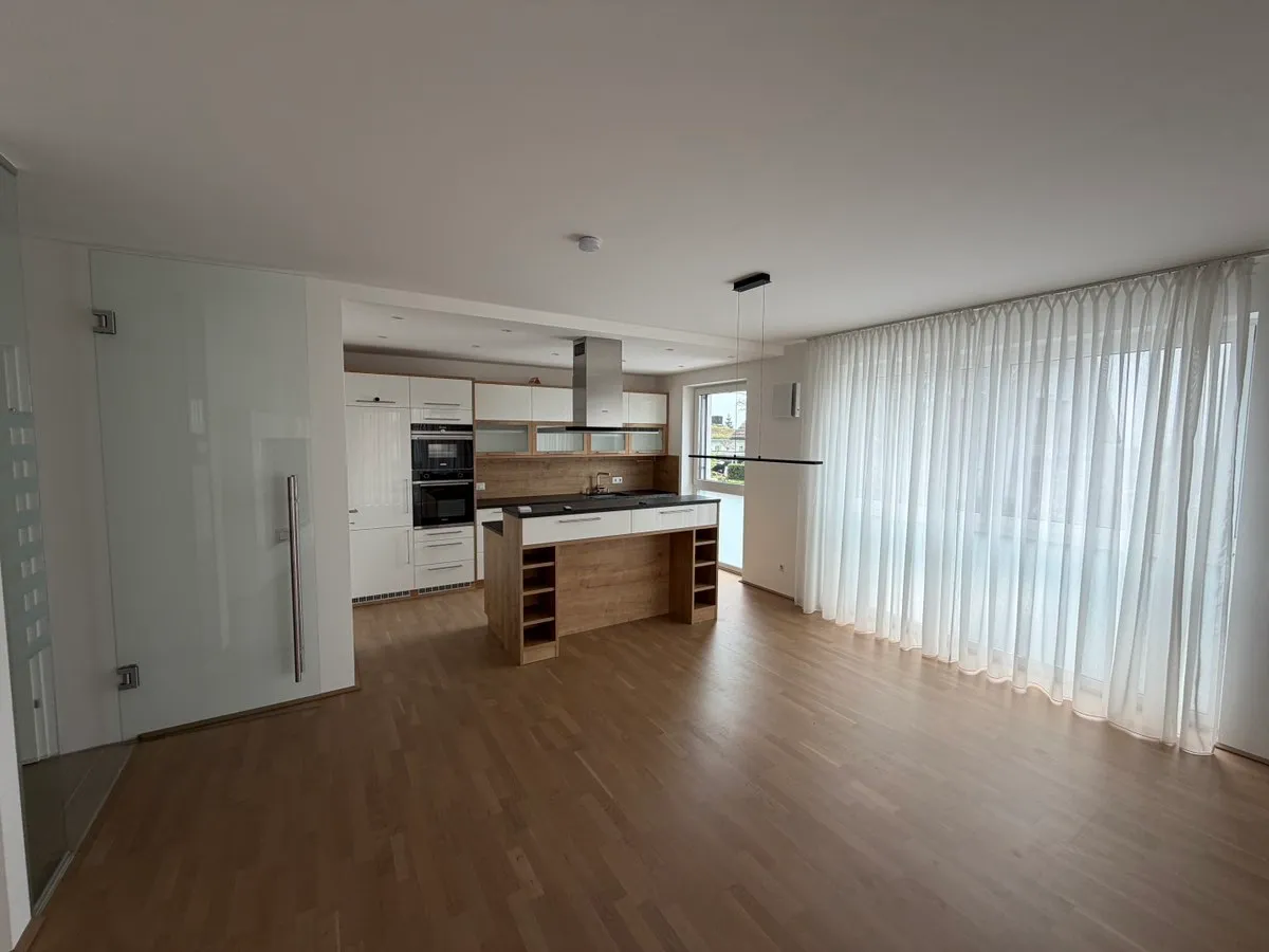 Stilvolle Wohnung in ruhiger Lage mit Garten, Terrasse und Tiefgaragenstellplatz - Widok 3