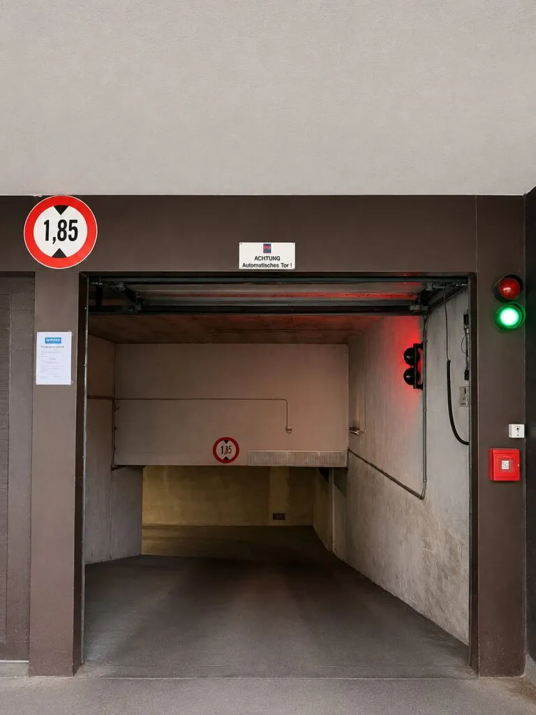 TIEFGARAGENSTELLPLATZ I direkt beim Simmeringer Bad I U-Bahn Nähe I geschütztes Parken - Ansicht 3