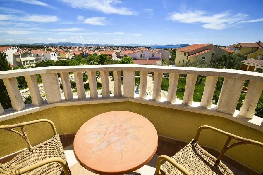 Villa mit Swimmingpool in ruhiger Lage - Vista 3