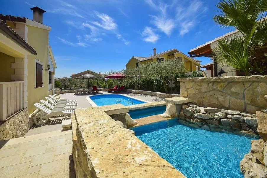 Villa mit Swimmingpool in ruhiger Lage - Vista 2