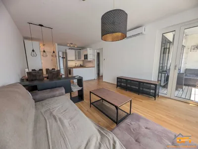 TRIENNA: Moderne 2-Zi-Wohnung mit Balkon / vollmöbliert – Bild 2