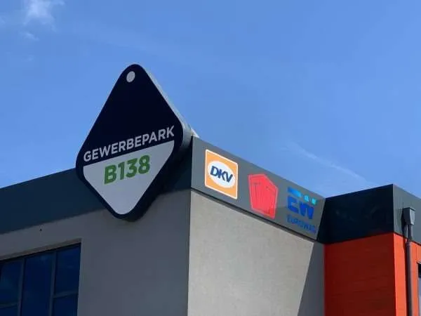 LKW Parkplätze und Abstellplätze beim Gewerbepark B138 bei Sattledt - Ansicht 3
