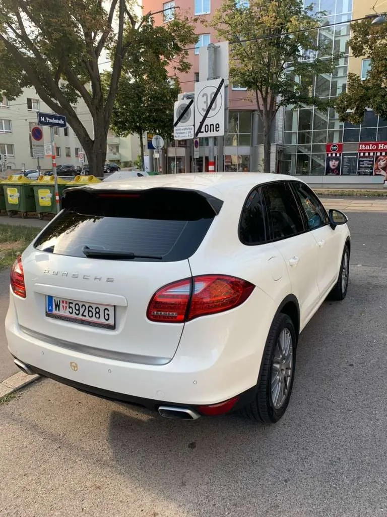 Porsche Cayenne 2010 photo 2