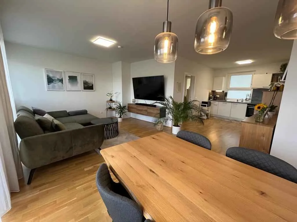 **Helle 3-Zimmer Wohnung mit Eigengarten, Terrasse und Garagenplatz** - Ansicht 2