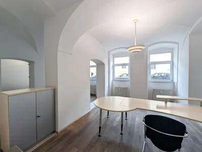 7-Zimmer-Gewerbeimmobilie mieten in Salzburg Stadt – 192 m², € 3.356 – Bild 2 von 7