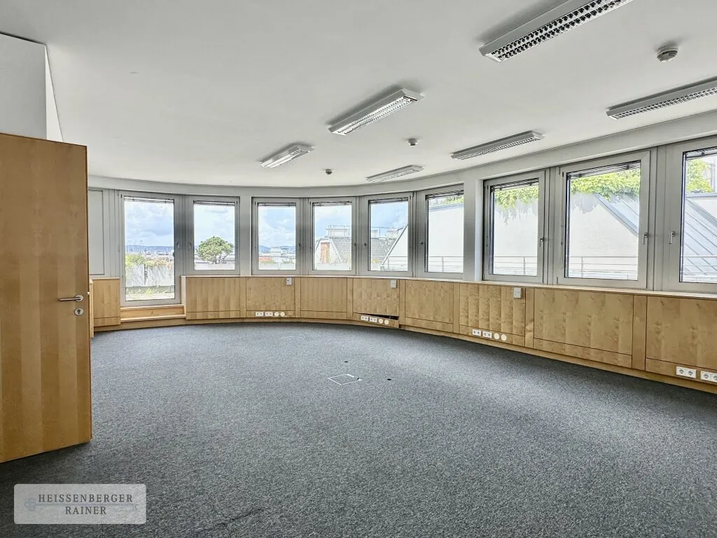 ARBEITEN MIT FERNBLICK /// MODERNES, FLEXIBLES BÜRO MIT GROSSER TERRASSE – pohled 2