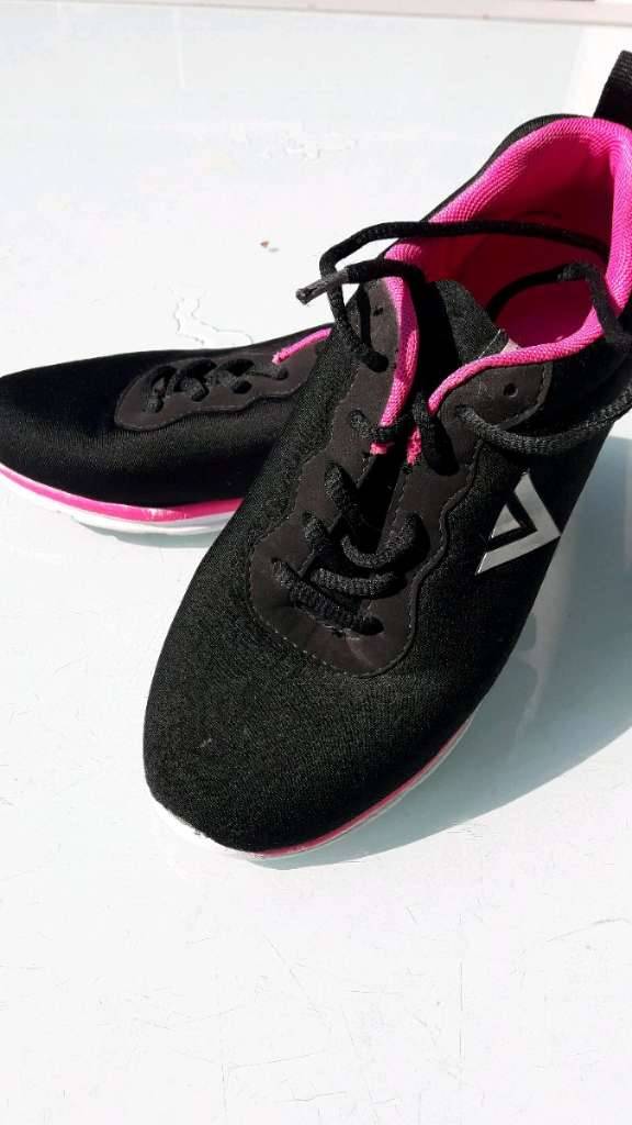 Sportschuhe / Turnschuhe / Hallenschuhe - Grösse 36
