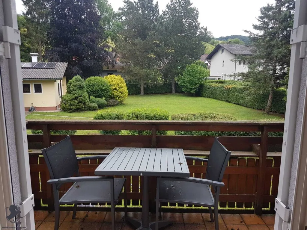Möblierte 2-Zimmer-Wohnung mit Balkon, Grünblick und Tiefgarage in absoluter Ruhelage - Ansicht 2