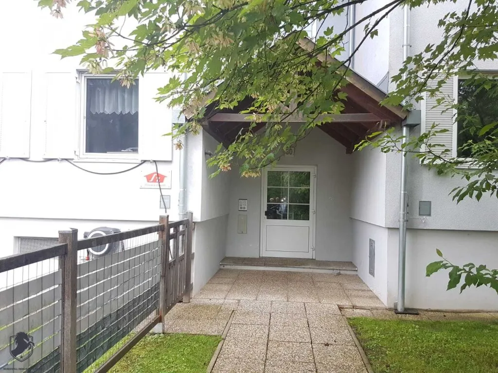 Möblierte 2-Zimmer-Wohnung mit Balkon, Grünblick und Tiefgarage in absoluter Ruhelage - Ansicht 3