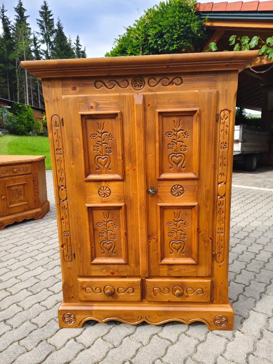 vorhang wohnzimmer weiß Stickerei rund Holz