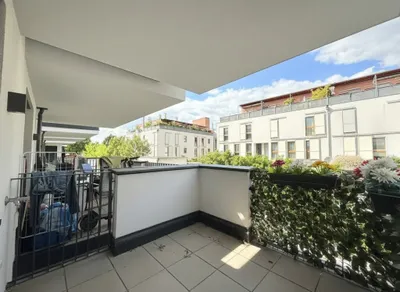 Moderne 2-Zimmer-Wohnung mit Balkon und Kühlung! Stellplatz verfügbar!