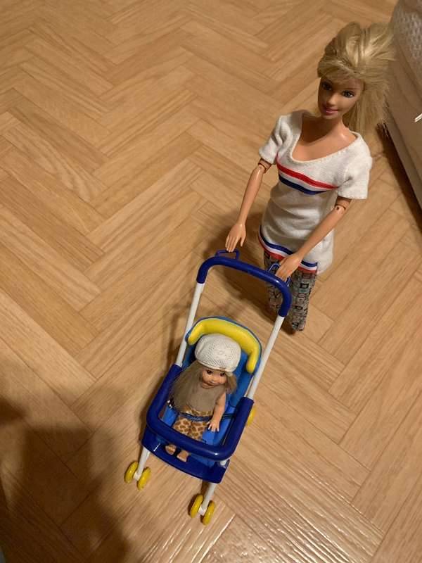 Barbie(beweglicher arm Knopf) shelly und Kinderwagen,  40,- (1020 Wien) -  willhaben
