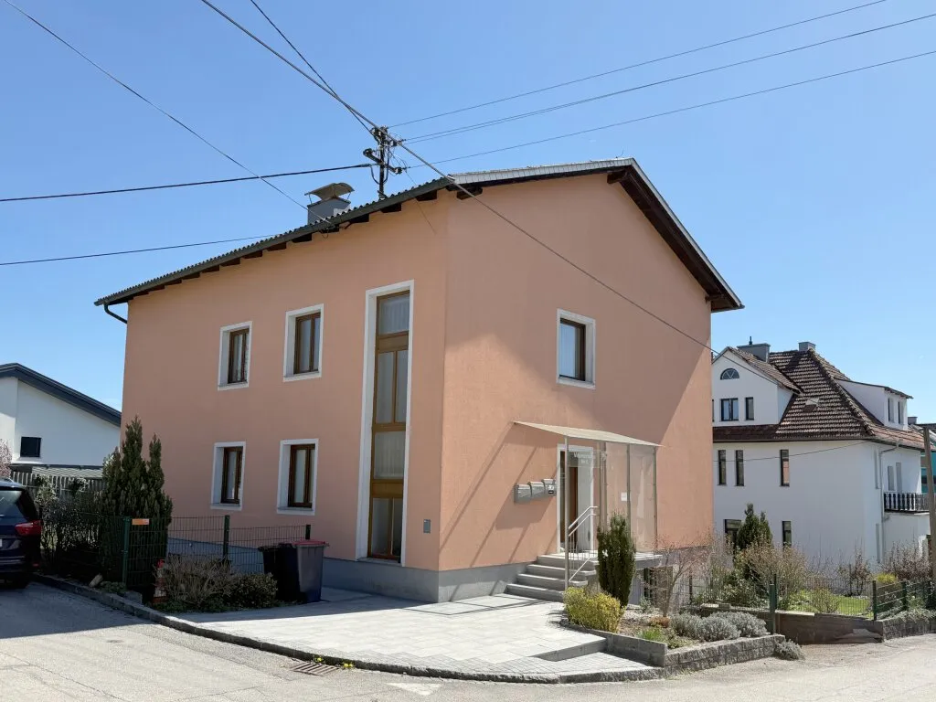 Für Anleger oder Eigennutzer: Gepflegtes Wohnhaus mit 3 Einheiten - View 2