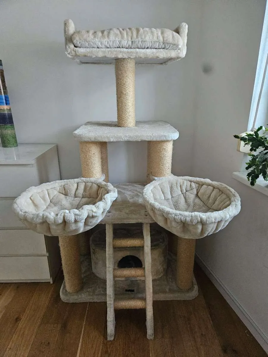 Dehner Kratzbaum, € 180,- (2133 Ungerndorf)