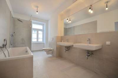 Moderne 3-Zimmer-Wohnung mit charmantem Wintergarten in traumhafter Liegenschaft! – Bild 2