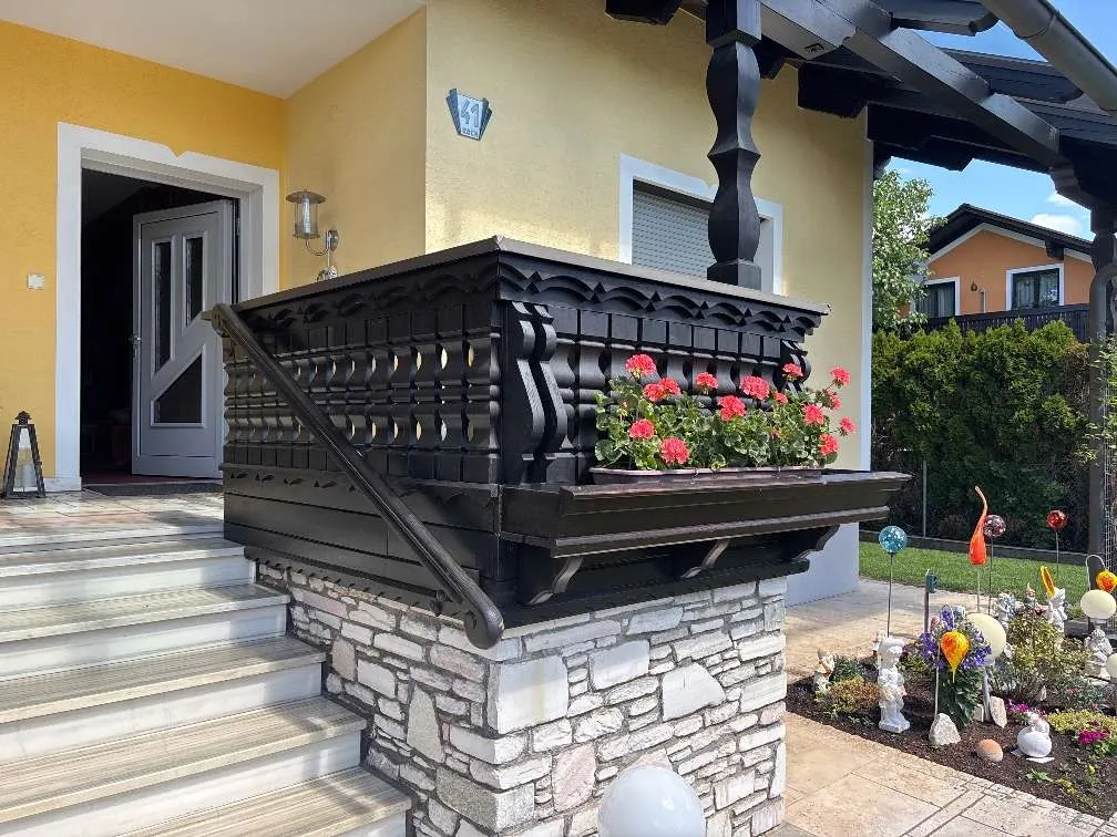 Holzbalkon inclusive Blumenkasten und Handlauf mit Aluverkleidung und 9 Blumkasten mit Wasserspeicher, € 200,- (8055 Graz)