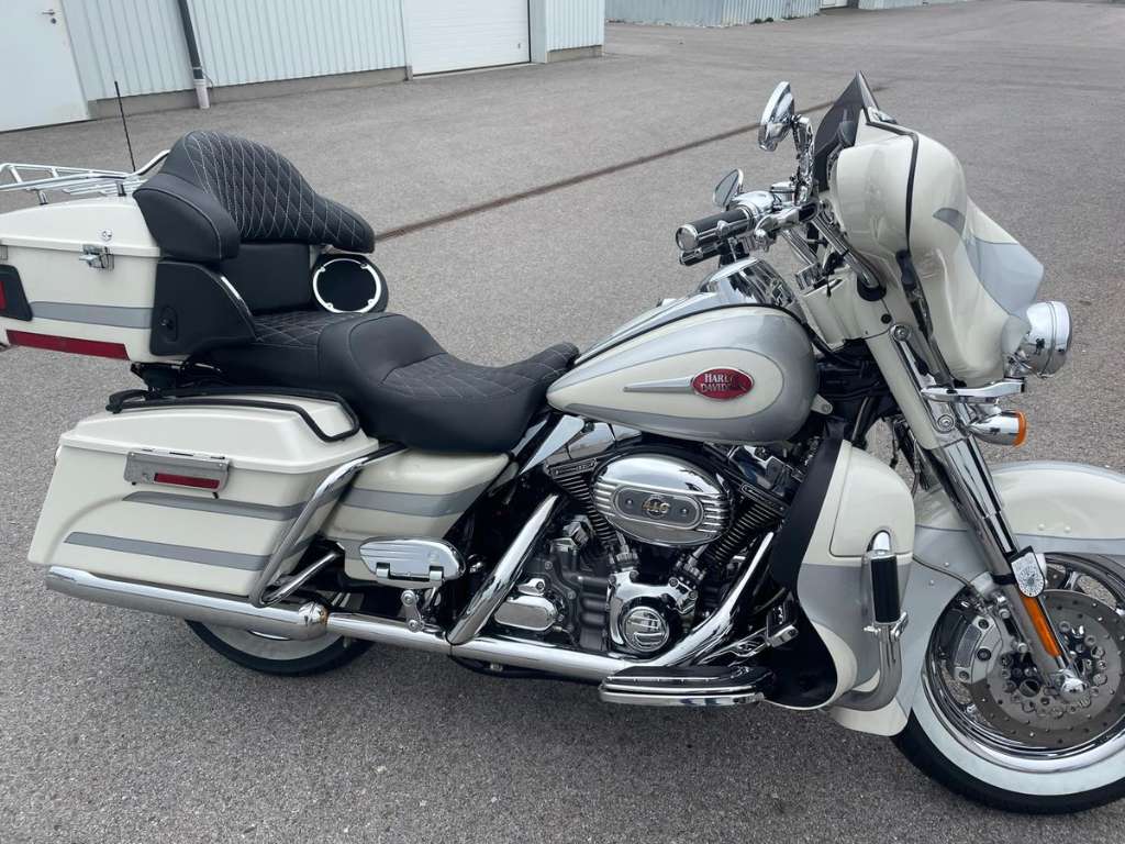 Harley-Davidson Electra FLHTCUSE 3 SE Ultra Classic E Glide Tourer
