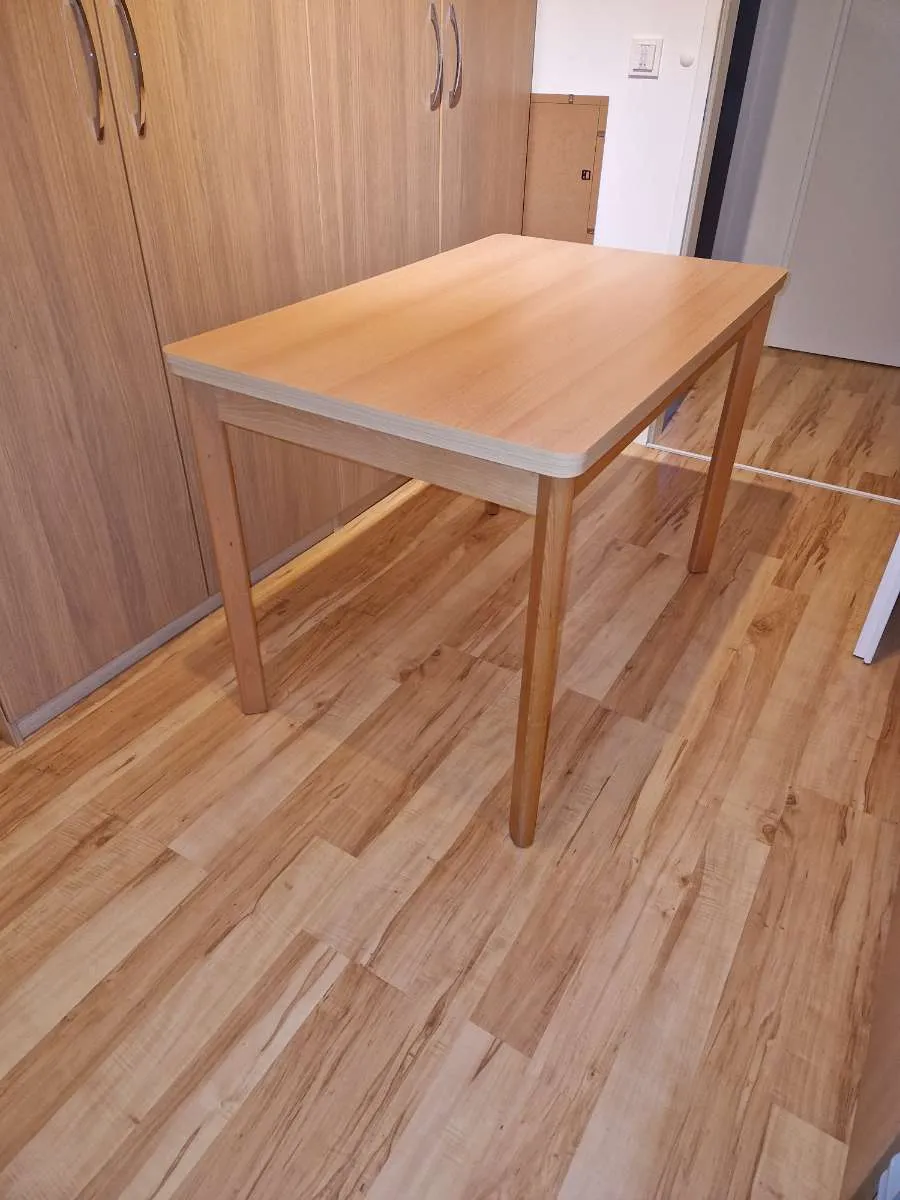Esstisch 110x70 cm in Buche furniert (ausziehbar auf 172x70 cm), € 90,- (1220 Wien)